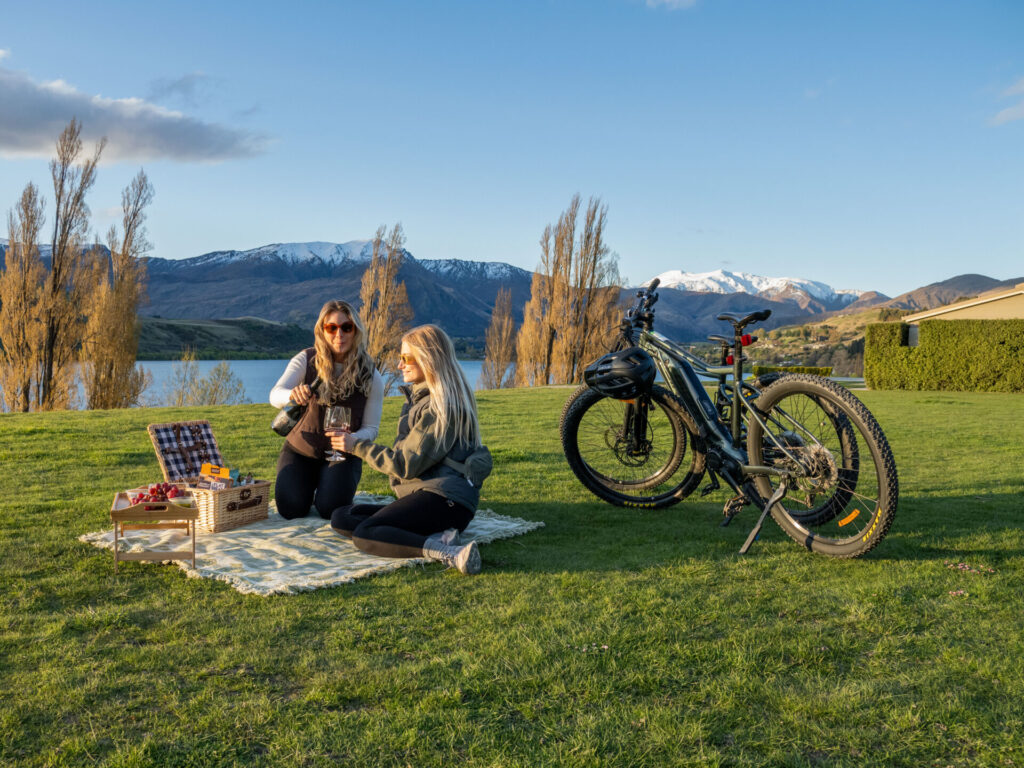 Picnic at Lake Hayes. Queenstown bike hire.